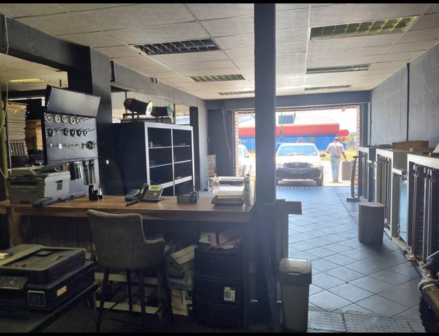 300M² WAREHOUSE TO LET IN VINTONIA